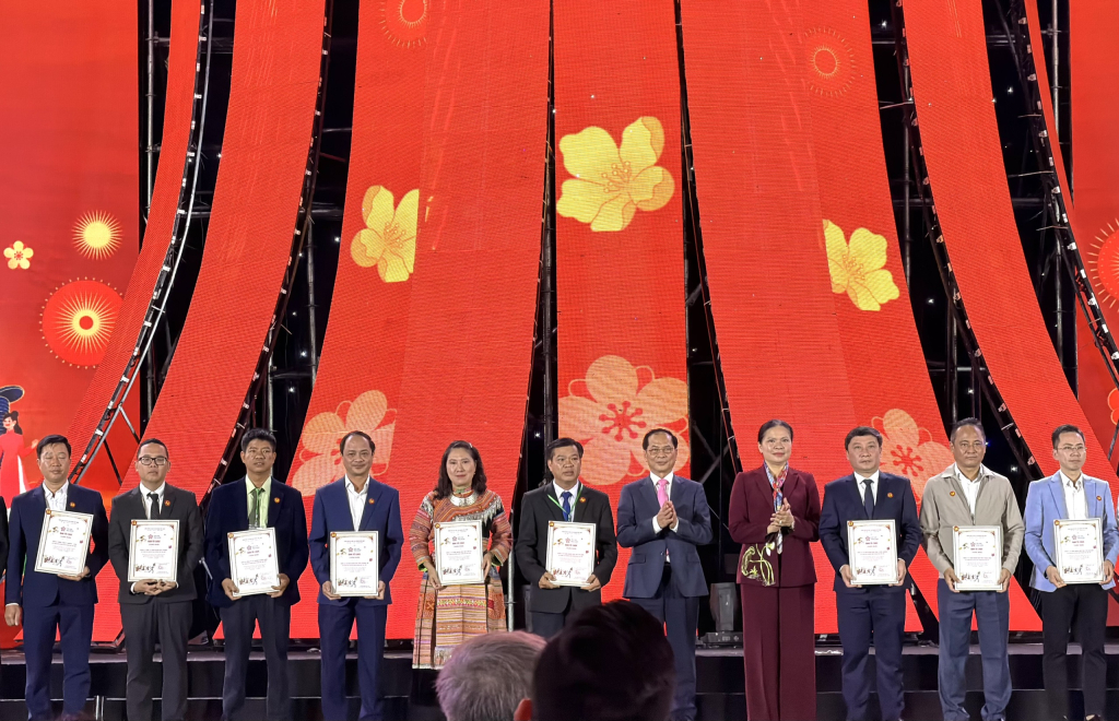 Đại diện UBND tỉnh Tây Ninh nhận giấy chứng nhận của Ban Tổ chức Hội chợ mùa Xuân lần thứ nhất năm 2026 vì đã có những đóng góp xuất sắc cho thành công chung của Hội chợ