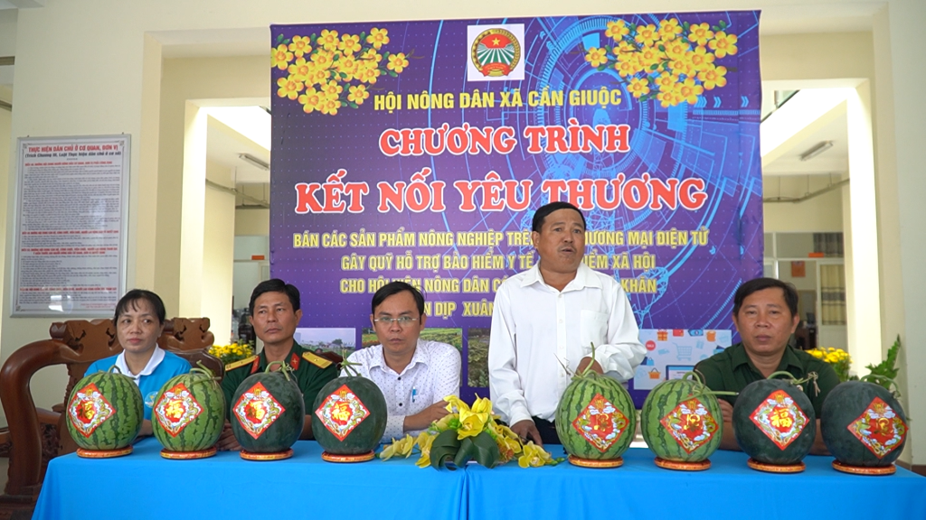 Chủ tịch Hội Nông dân xã Cần Giuộc Trần Minh Lý (áo trắng) nhấn mạnh ý nghĩa nhân văn của chương trình