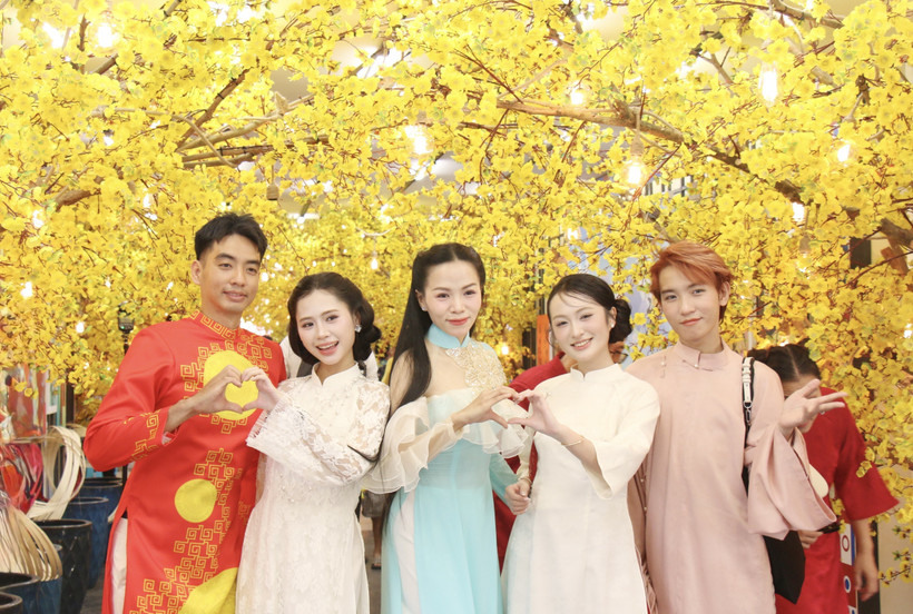 Chọn m&agrave;u son, trang phục đ&oacute;n Tết cho hợp phong thủy năm B&iacute;nh Ngọ 2026