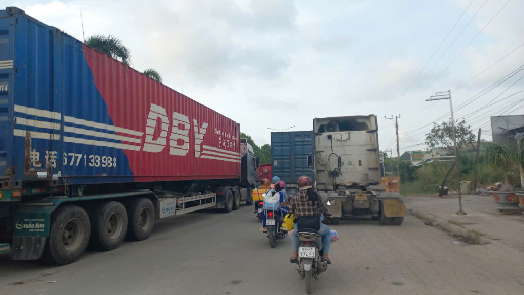 Trước đó, người dân xã Bình Hiệp kiến nghị xe vận tải hàng hóa ra vào Cửa khẩu Quốc tế Bình Hiệp đậu đỗ bát nháo gây mất an toàn giao thông