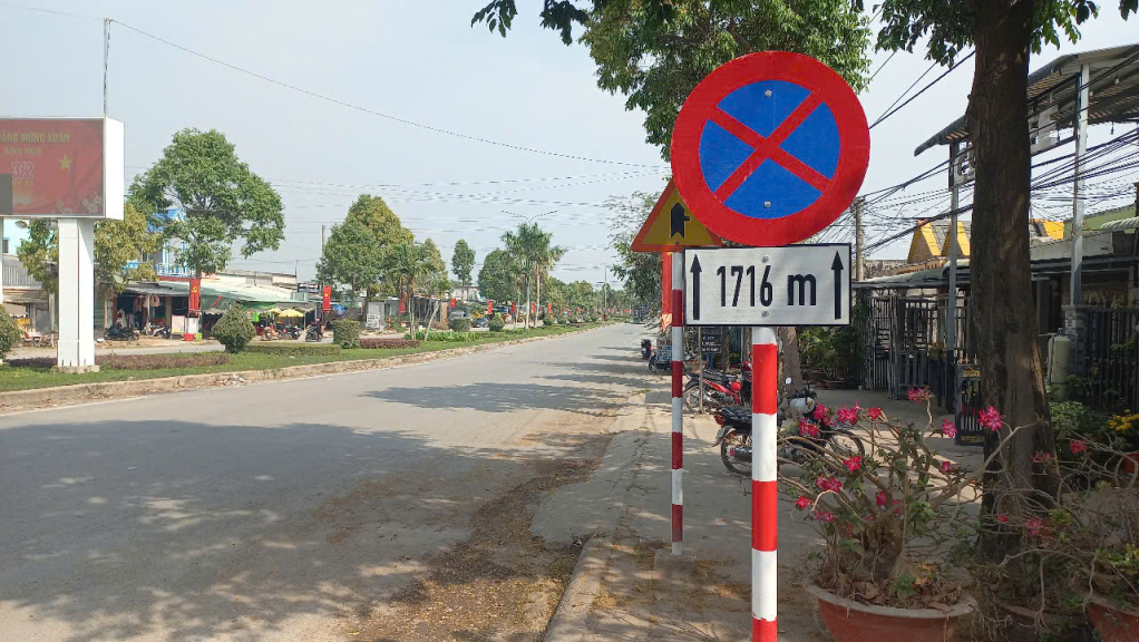 Biển báo cấm dừng, cấm đỗ được lắp từ điểm giao nhau với Đường tỉnh 831 đến cổng Cửa khẩu Quốc tế Bình Hiệp