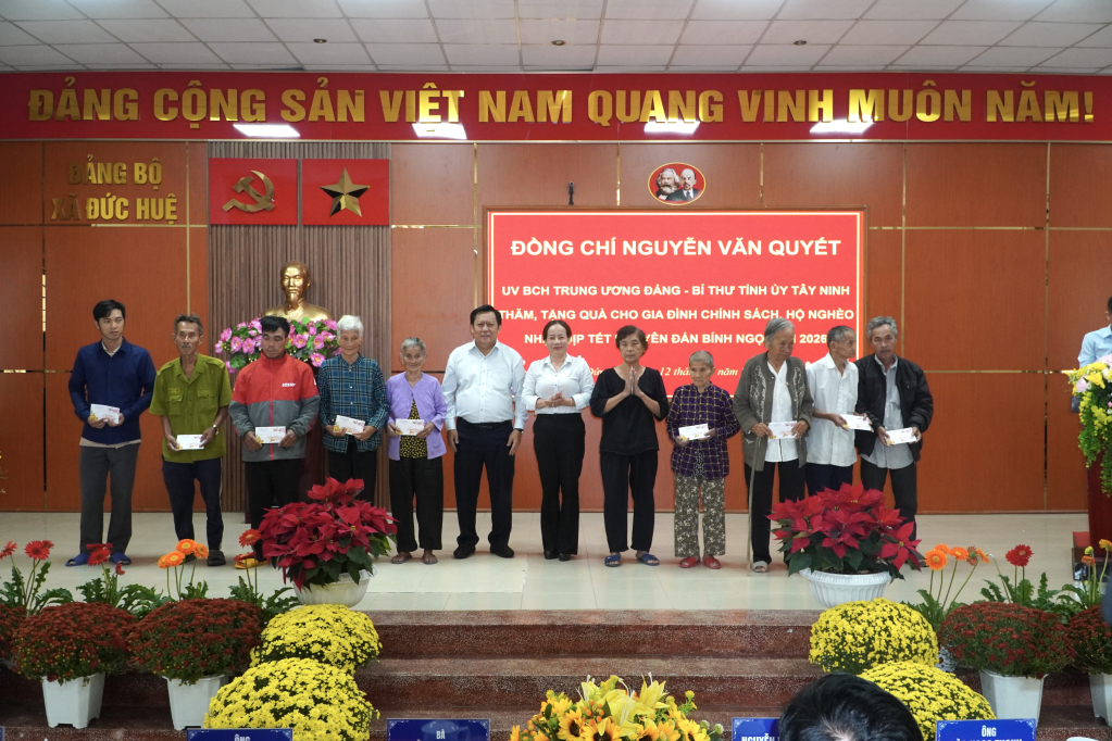 Phó Chủ tịch UBND tỉnh Huỳnh Văn Sơn trao quà Tết cho gia đình chính sách tại xã Đức Huệ