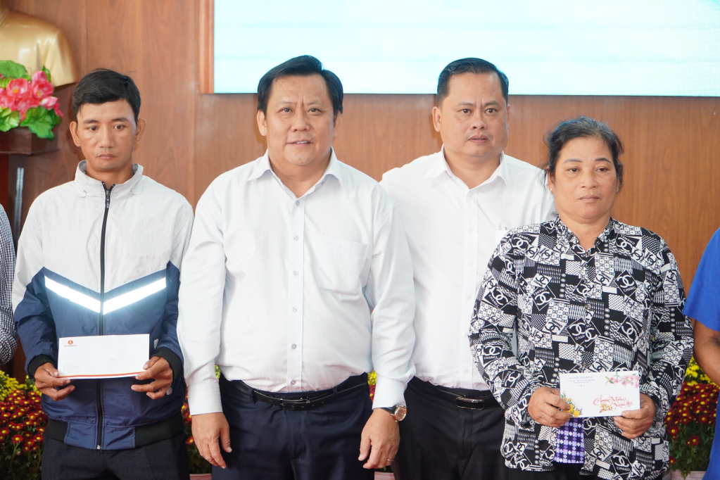 Phó Chủ tịch UBND tỉnh Huỳnh Văn Sơn trao quà Tết cho gia đình chính sách tại xã Thạnh Phước