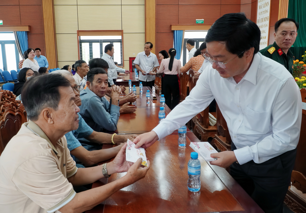 Ủy viên Trung ương Đảng, Bí thư Tỉnh ủy Tây Ninh Nguyễn Văn Quyết trao quà Tết tại xã Tân Thạnh