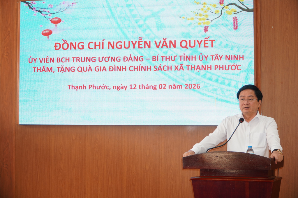 Ủy viên Trung ương Đảng, Bí thư Tỉnh ủy Tây Ninh Nguyễn Văn Quyết phát biểu động viên và chúc Tết gia đình chính sách tại xã Thạnh Phước