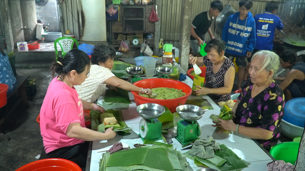 Xưởng bánh tét tạo điều kiện cho người lao động thời vụ có thêm thu nhập dịp Tết