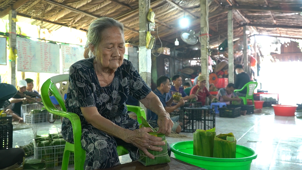 Bà Lê Thị Chính - người giữ lửa nghề gói bánh tét qua hơn 40 năm