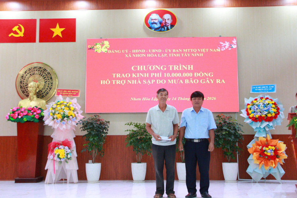 Phó Bí thư Thường trực Đảng ủy xã Võ Minh Dương trao kinh phí hỗ trợ hộ dân khắc phục nhà sập 