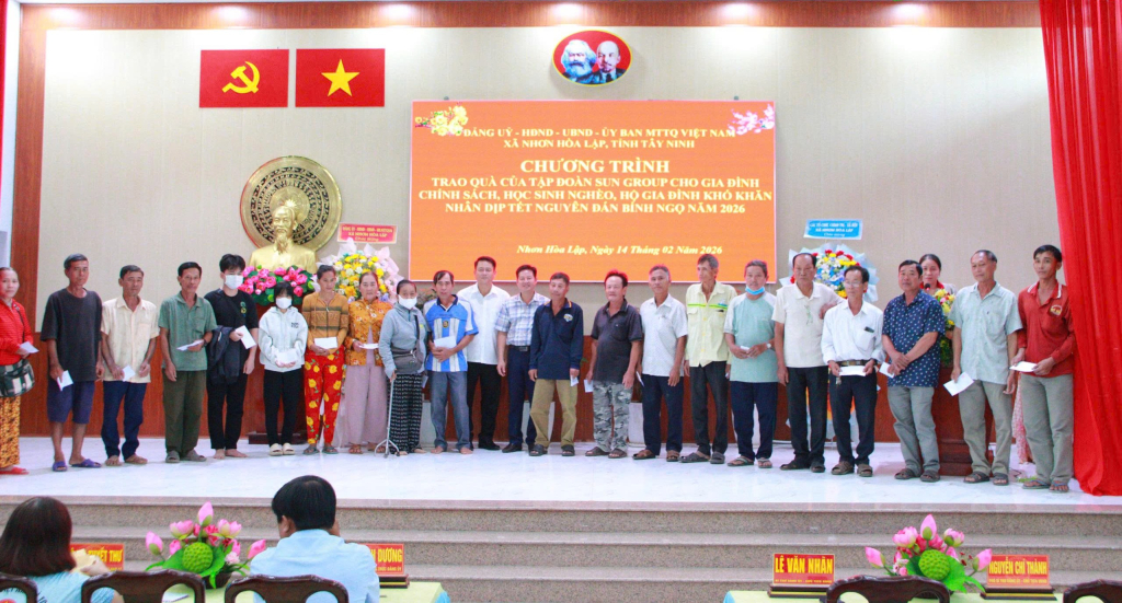 Lãnh đạo xã trao quà cho gia đình chính sách, hộ khó khăn 