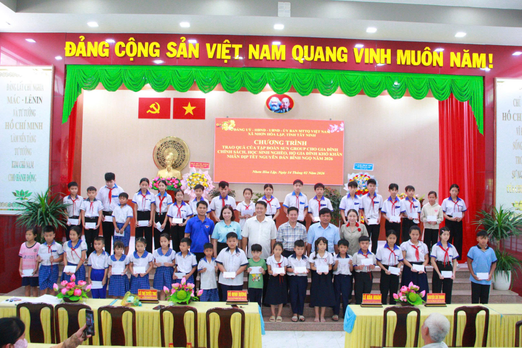 Trao quà hỗ trợ các em học sinh nghèo vượt khó 