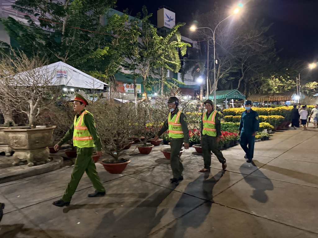 Công an phường Long An tăng cường tuần tra bảo vệ an ninh khu vực chợ hoa xuân