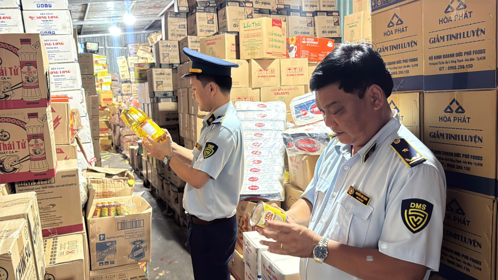 Lực lượng chức năng tập trung kiểm tra các kho hàng hoá tập kết tại khu vực nội địa và biên giới