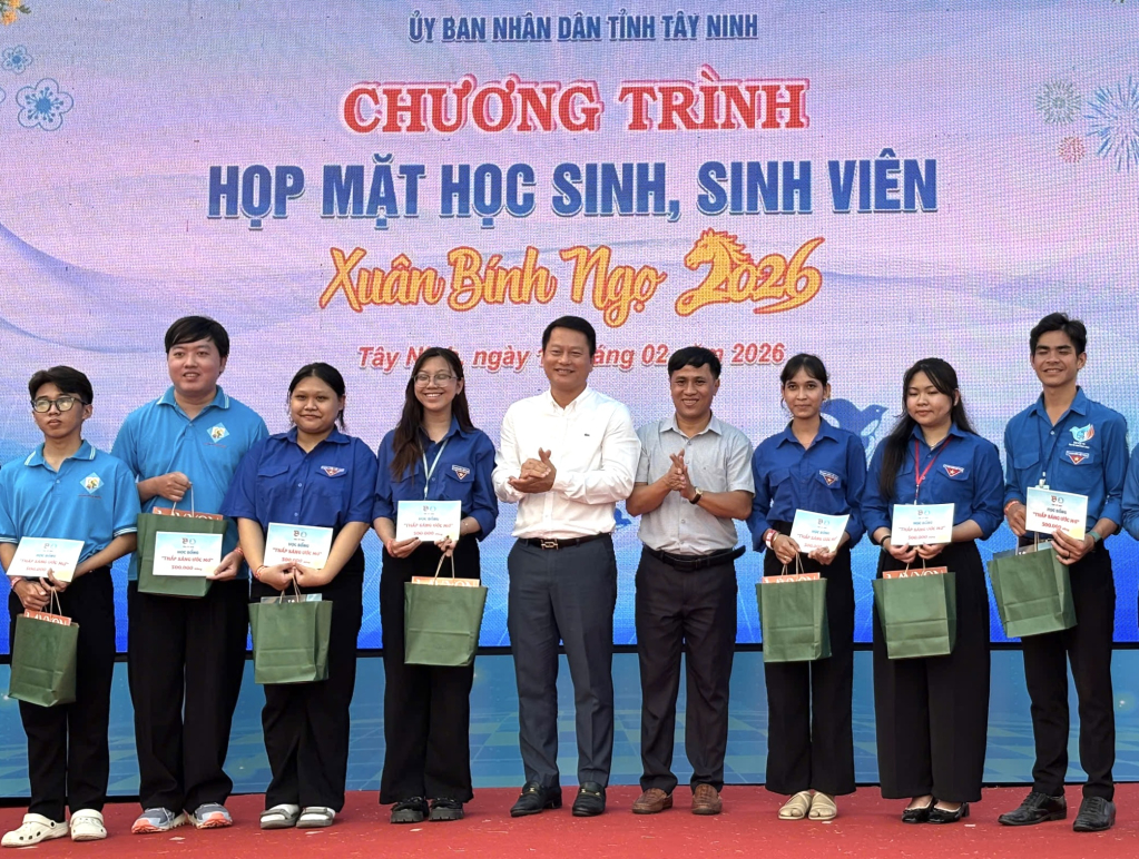 Lãnh đạo Hội Doanh nhân trẻ trao quà Tết cho sinh viên vượt khó