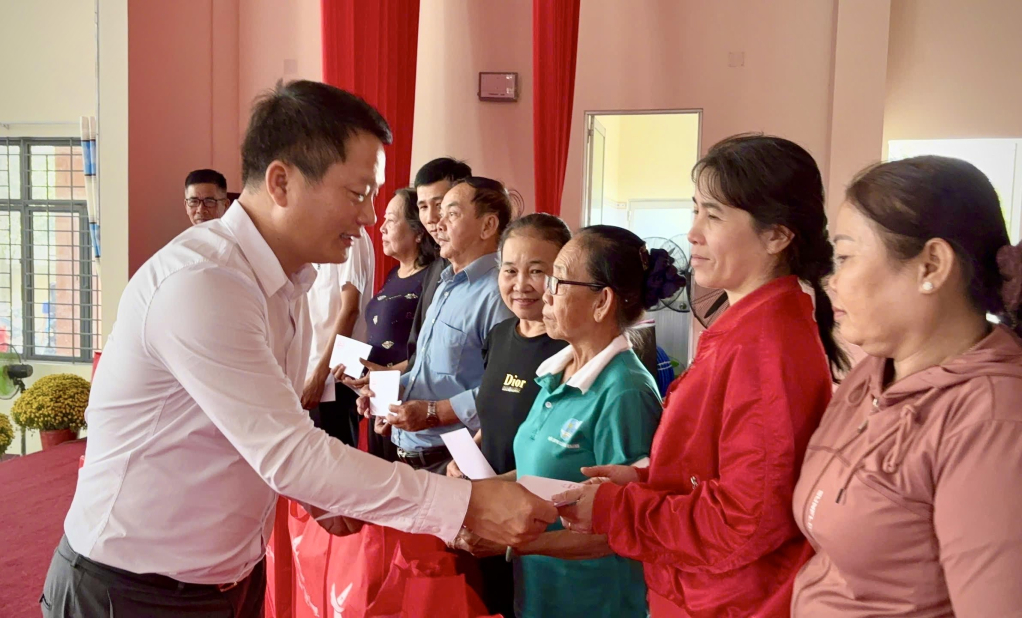 Anh Nguyễn Minh Tâm – Phó Chủ tịch Thường trực Hội Doanh nhân trẻ tỉnh Tây Ninh trao quà tết cho người dân