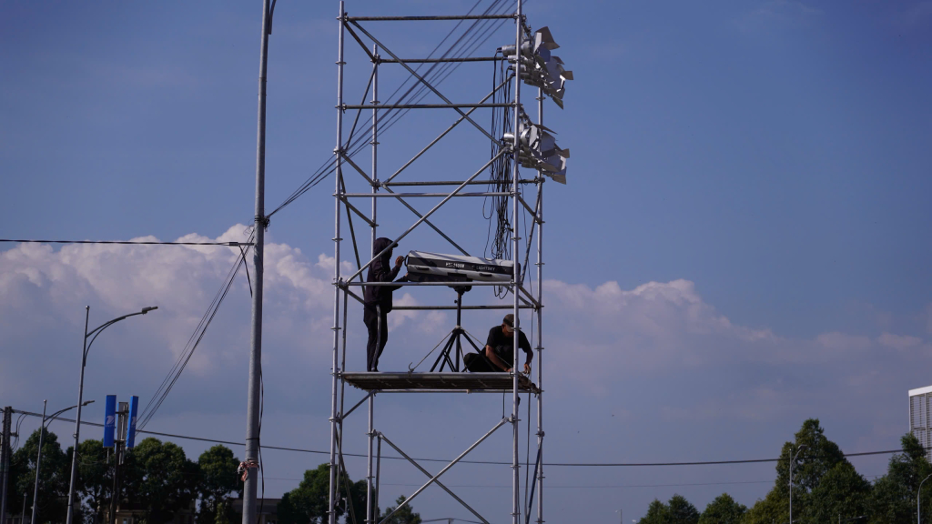 Các kỹ thuật viên khẩn trương rà soát, tinh chỉnh hệ thống ánh sáng