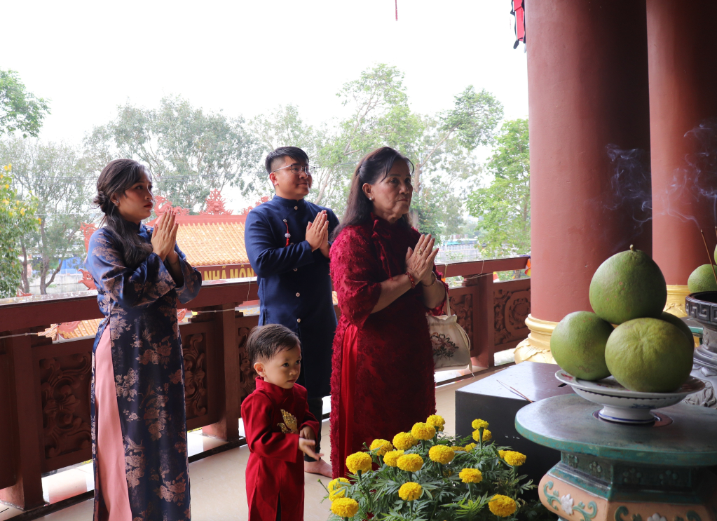 Gia đình chị Nguyễn Thị Anh Thư giữ gìn nét đẹp văn hóa đi lễ chùa đầu năm