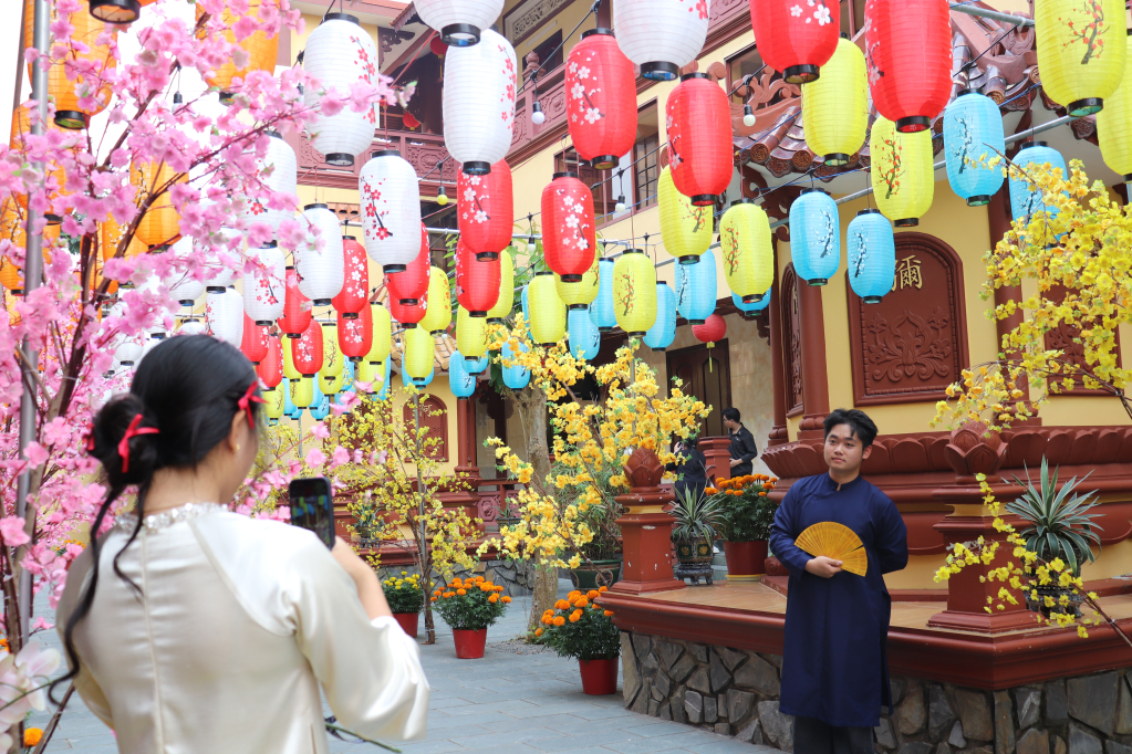 Khuôn viên chùa Thiên Châu trở thành địa điểm du xuân, chụp hình của người dân 