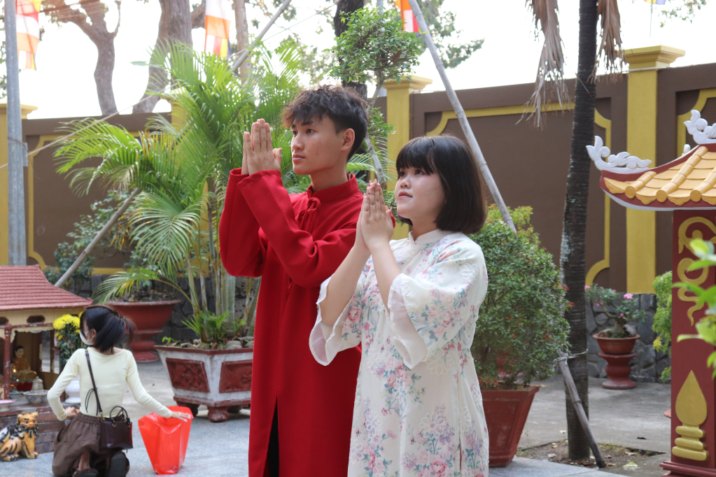 Các bạn trẻ thành kính cầu nguyện 