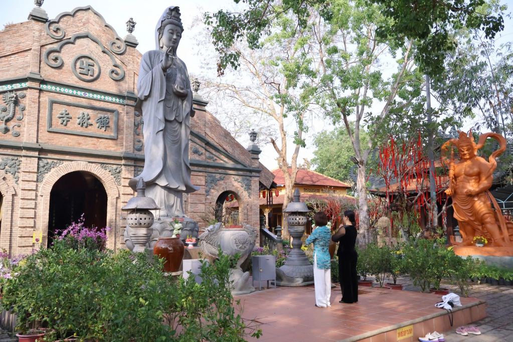 Người dân thành kính dâng hương trước tôn tượng Bồ Tát Quán Thế Âm