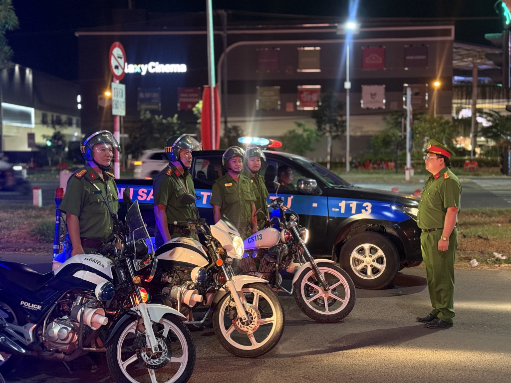 Các phòng nghiệp vụ Công an tỉnh phối hợp với Công an phường Long An chốt chặn tại các khu vực trung tâm