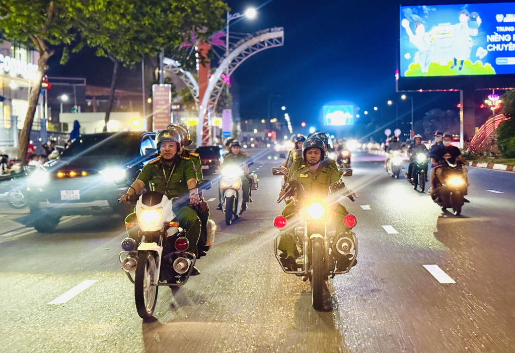 Lực lượng cảnh sát trật tự 113 Công an tỉnh Tây Ninh tăng cường tuần tra tại các tuyến đường trung tâm bảo đảm người dân đón Giao thừa trong an toàn