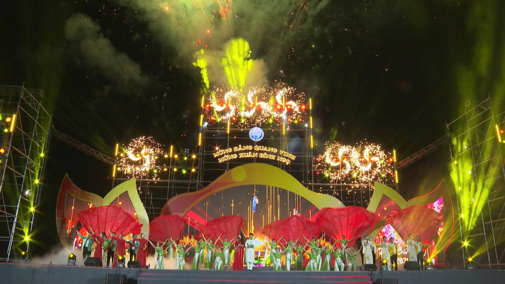 Không khí đêm diễn nhộn nhịp tại điểm cầu phường Tân Ninh