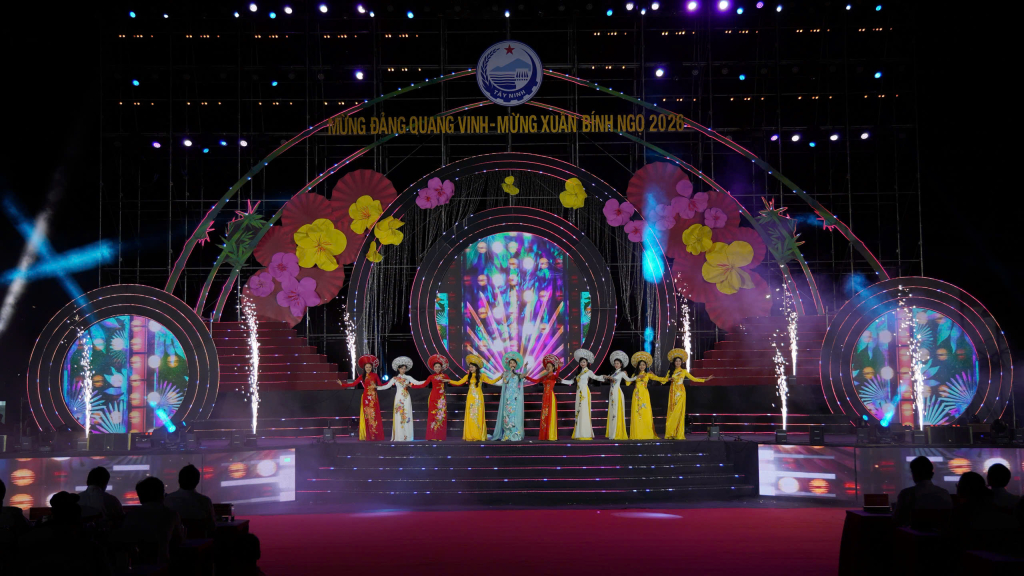 Đặc sắc tiết mục trình diễn áo dài