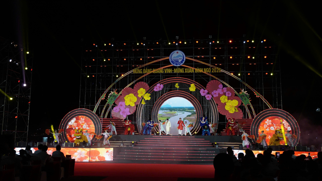 Các nghệ sĩ biểu diễn tại điểm cầu phường Long An mang đến nhiều tiết mục đặc sắc