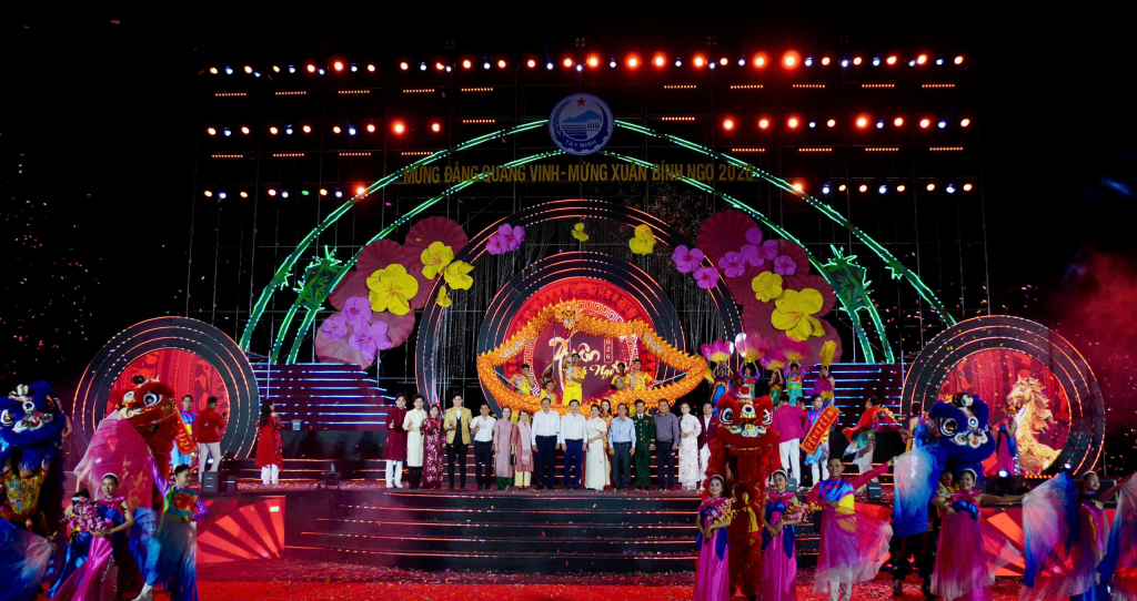 Lãnh đạo tỉnh Tây Ninh chụp hình lưu niệm tại chương trình