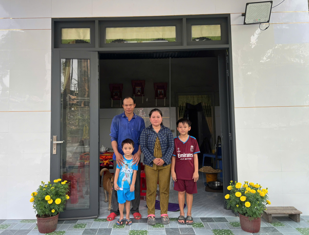 Gia đình chị Nguyễn Thị Bé Liên và anh Hồ Tấn Ngoan hạnh phúc bên căn nhà mới