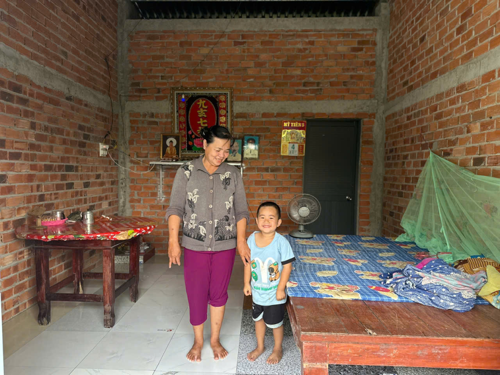 Bà Nguyễn Thị Lượm và cháu nội hạnh phúc trong mái ấm mới