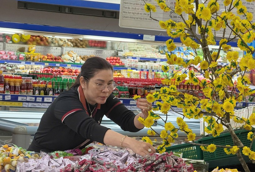 Thị trường h&agrave;ng h&oacute;a m&ugrave;ng 4 Tết: K&ecirc;nh ph&acirc;n phối đồng loạt mở cửa
