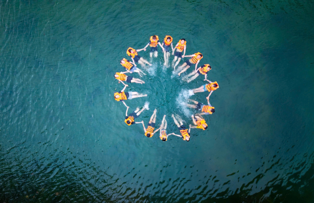 Du khách trải nghiệm hồ bán nguyệt tại Làng nổi Tân Lập