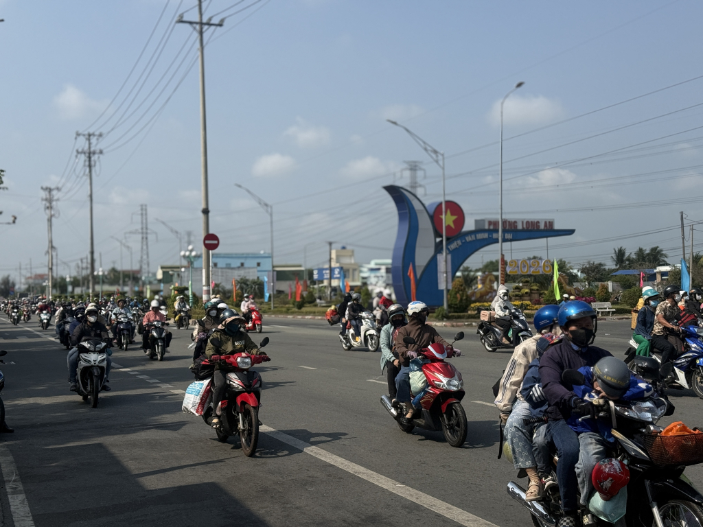 Dòng người nối đuôi nhau di chuyển qua Tây Ninh để trở lại các tỉnh, thành ở Đông Nam Bộ