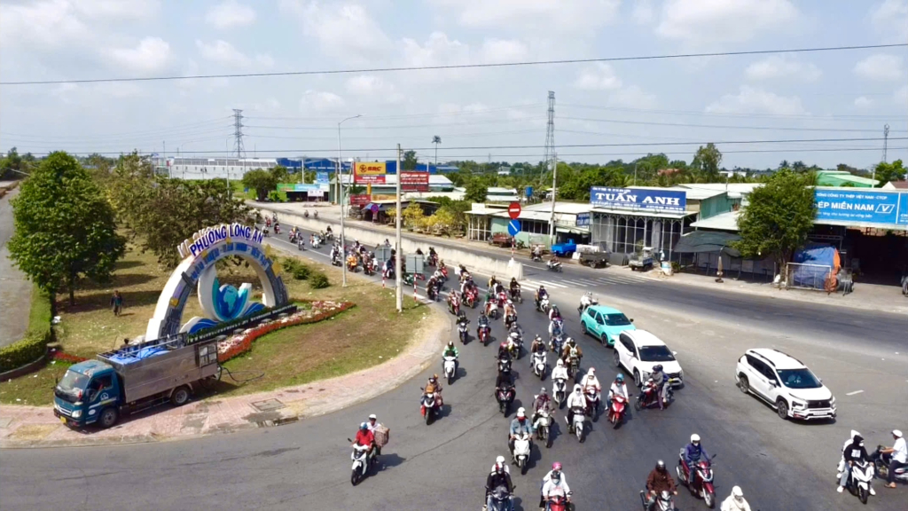 Đoạn qua quốc lộ 1 thuộc địa bàn phường Long An ghi nhận có nhiều phương tiện nối đuôi nhau di chuyển theo hướng Tây Ninh - Thành phố Hồ Chí Minh