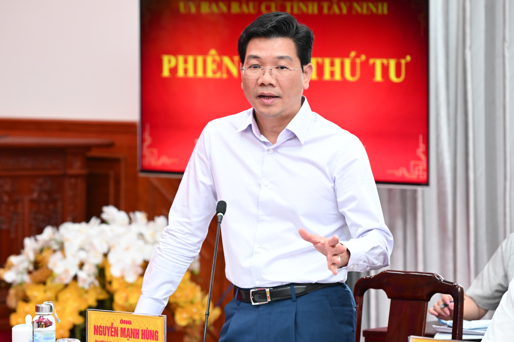 Ủy viên Trung ương Đảng, Phó Bí thư Thường trực Tỉnh ủy, Chủ tịch HĐND tỉnh, Chủ tịch Ủy ban bầu cử tỉnh Nguyễn Mạnh Hùng phát biểu tại phiên họp