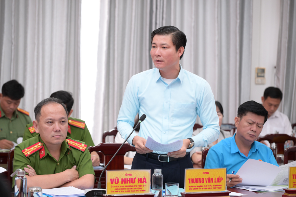 Thành viên Ủy ban bầu cử tỉnh phát biểu ý kiến, đóng góp nội dung, nhiệm vụ công tác chuẩn bị bầu cử