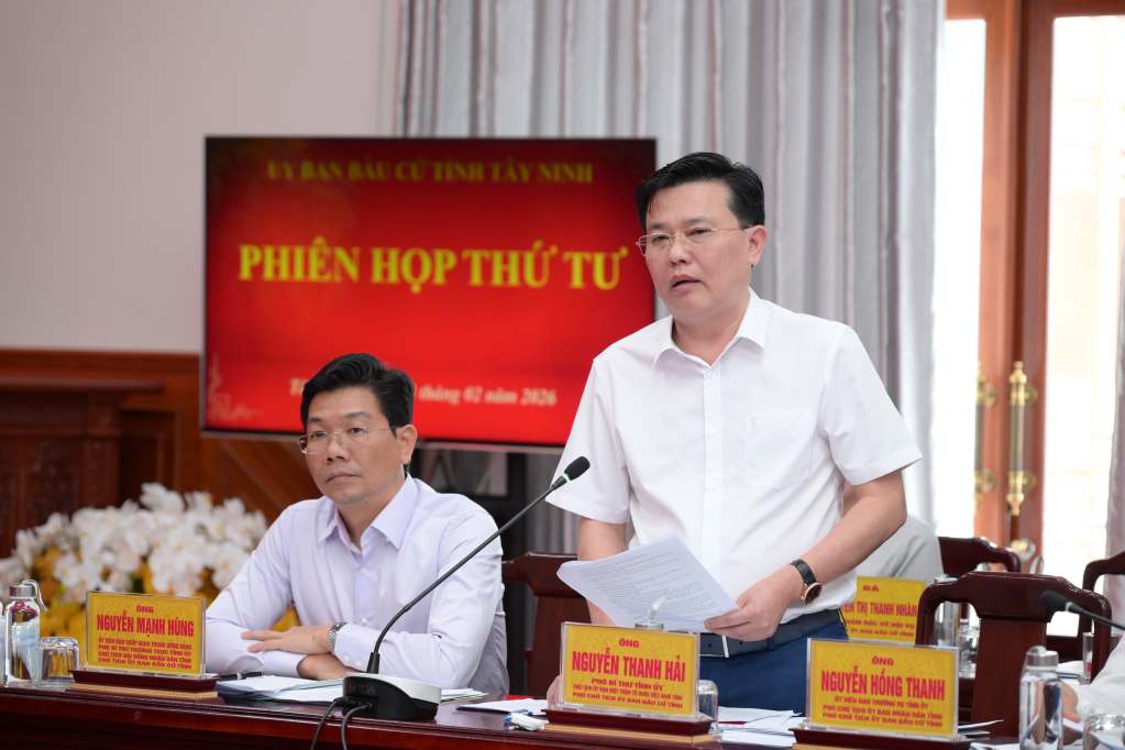 Phó Bí thư Tỉnh ủy, Chủ tịch UBMTTQ Việt Nam tỉnh Nguyễn Thanh Hải đóng góp ý kiến tại phiên họp