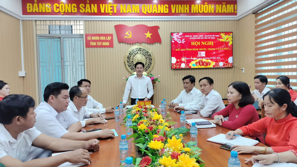 Bí thư Đảng ủy, Chủ tịch HĐND xã Lê Văn Nhãn phát biểu tại hội nghị 