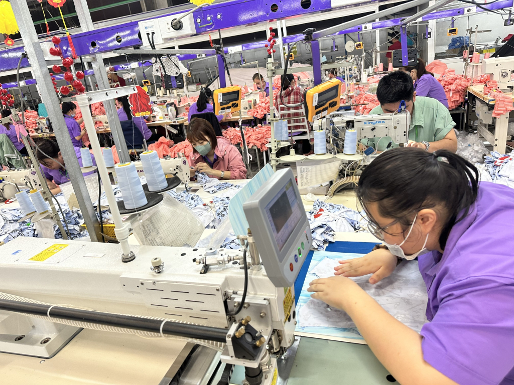 Công nhân đang làm việc tại Công ty TNHH May thêu Thuận Phương, Xã Long Cang