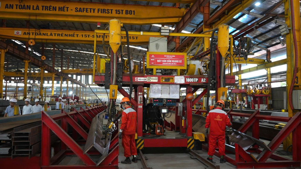 Công nhân Công ty Cổ phần cơ khí công nghệ cao Đại Dũng II, Xã Đức Hòa 