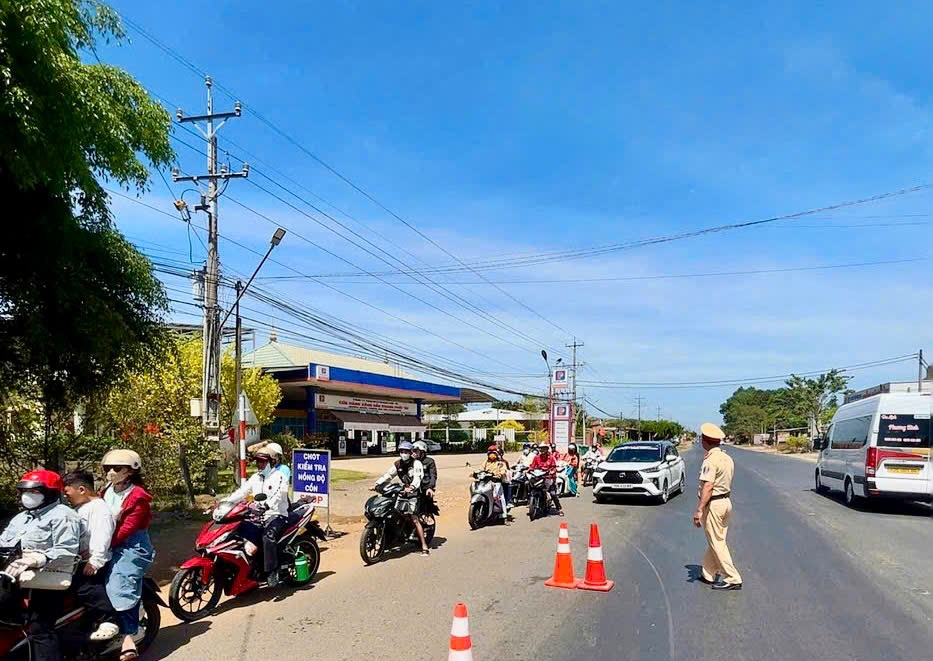 Cảnh s&aacute;t giao th&ocirc;ng T&acirc;y Ninh: Nỗ lực để người d&acirc;n vui xu&acirc;n trọn vẹn