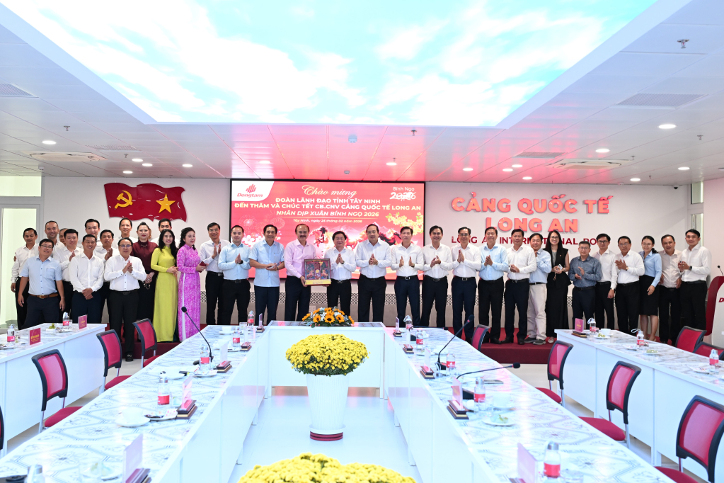 Ủy viên Trung ương Đảng, Bí thư Tỉnh ủy Nguyễn Văn Quyết cùng đoàn công tác chụp hình lưu niệm cùng lãnh đạo Công ty Cổ phần Cảng Long An