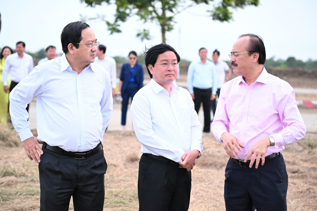 Ủy viên Trung ương Đảng, Bí thư Tỉnh ủy Nguyễn Văn Quyết và Ủy viên Ban Thường vụ Tỉnh ủy, Phó Chủ tịch UBND tỉnh Nguyễn Minh Lâm khảo sát khu vực dự kiến xây dựng Nhà máy nhiệt điện Long An