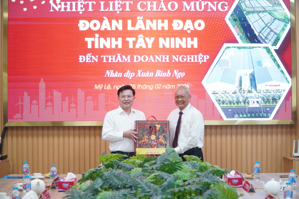 Phó Bí thư Tỉnh ủy, Chủ tịch Ủy ban Mặt trận Tổ quốc Việt Nam tỉnh Nguyễn Thanh Hải  tặng quà cho Công ty TNHH SX&TM Thép Tây Nam