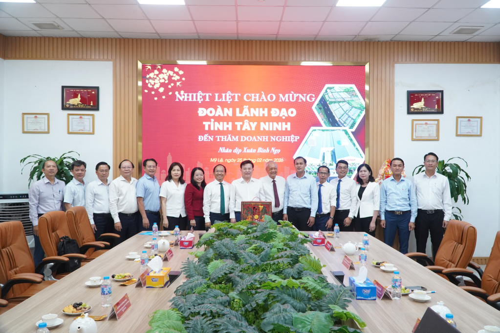 Lãnh đạo tỉnh chụp ảnh lưu niệm cùng Công ty TNHH SX&TM Thép Tây Nam