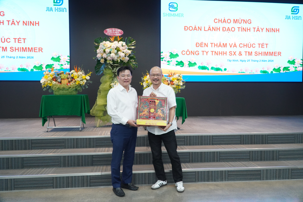 Phó Bí thư Tỉnh ủy, Chủ tịch Ủy ban Mặt trận Tổ quốc Việt Nam tỉnh Nguyễn Thanh Hải  tặng quà cho Công ty TNHH Shimmer