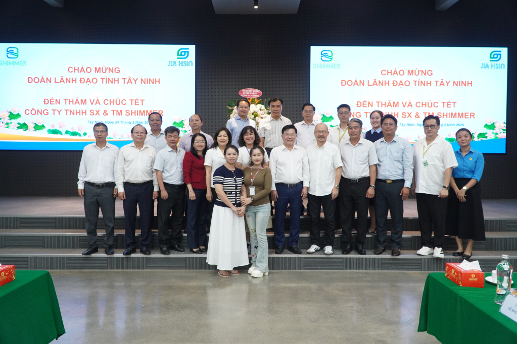 Lãnh đạo tỉnh chụp hình lưu niệm cùng Công ty TNHH Shimmer