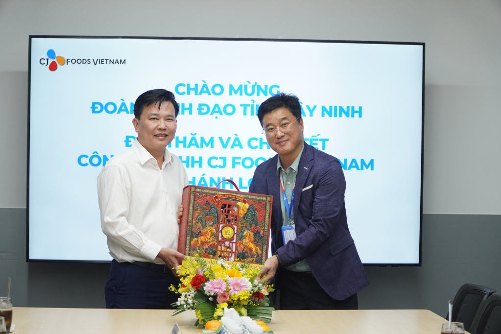 Phó Bí thư Tỉnh ủy, Chủ tịch Ủy ban Mặt trận Tổ quốc Việt Nam tỉnh Nguyễn Thanh Hải  tặng quà cho công ty TNHH CJ Foods Việt Nam