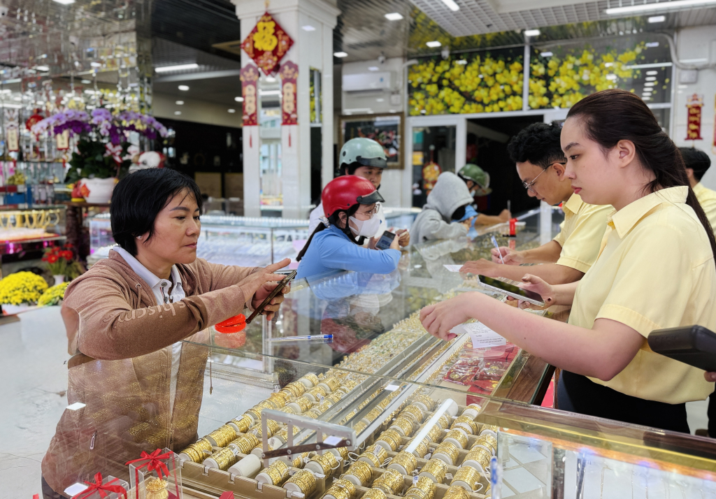 Người dân Tây Ninh đi mua vàng ngày vía thần Tài để cầu may mắn